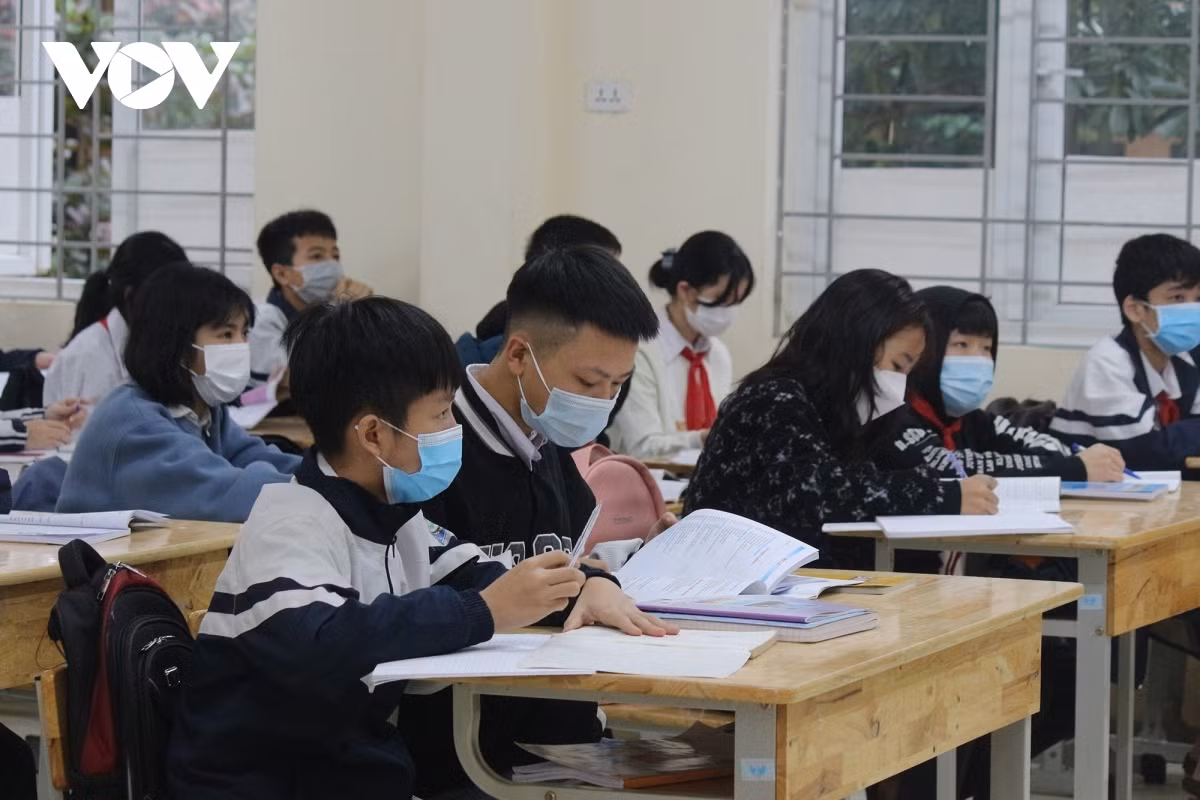 Hanoi schools reopen to ninth graders across 17 suburban districts ảnh 2 Green zones located in 17 suburban districts open secondary schools for ninth grade students only. However, those in other grades have to continue learning online whilst kindergartens will remain closed.