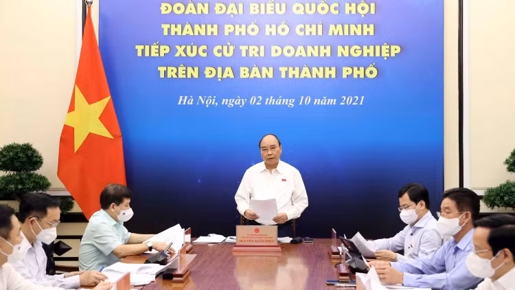 Two scenarios outlined for economic growth ảnh 2 President Nguyen Xuan Phuc meets with National Assembly delegates of Ho Chi Minh City and local business representatives.