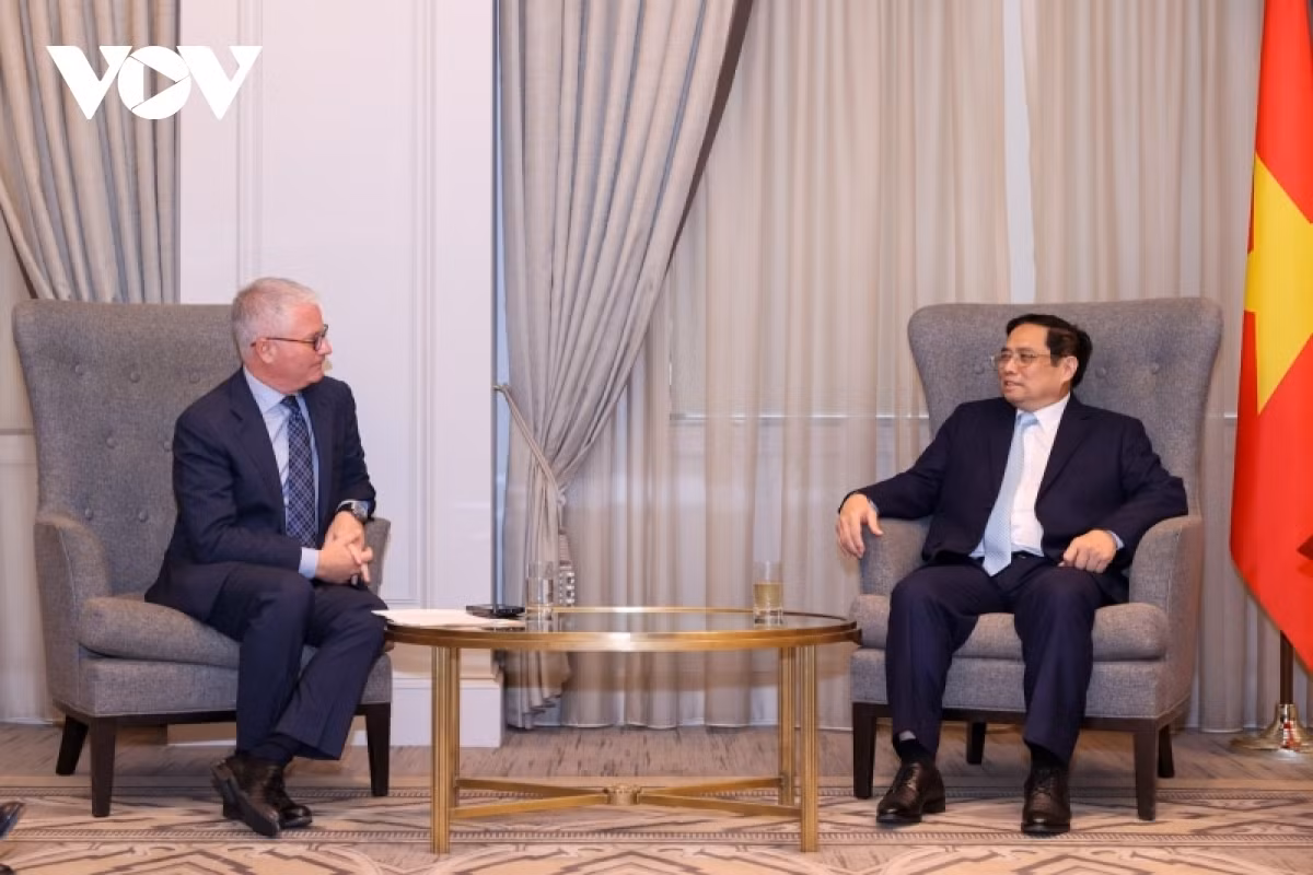 PM&nbsp;Pham Minh Chinh&nbsp;(R) meets with&nbsp;CEO of Warburg Pincus Charles Kaye (L)