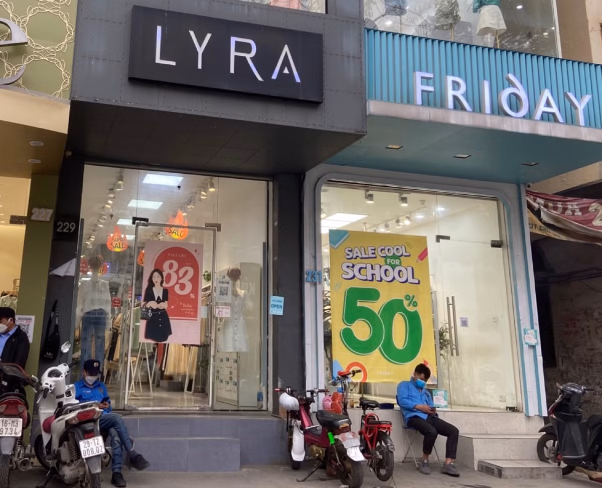 Gift market bursting ahead of International Women’s Day ảnh 10 Fashion stores on Kim Ma and Chua Boc streets in Hanoi offer lots of discounts for the occasion this year.