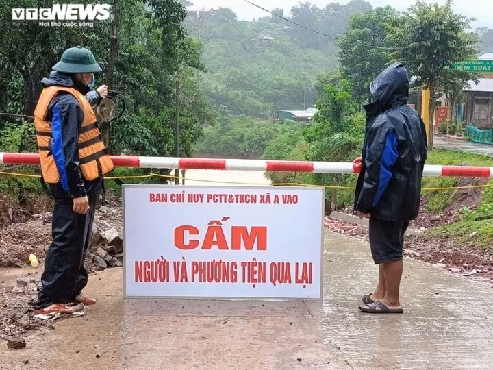 Flooding turns life upside down for residents in central Vietnam ảnh 12 On-duty officials set up notice boards in a bid to warn people of danger in Quang Tri province’s mountainous areas.