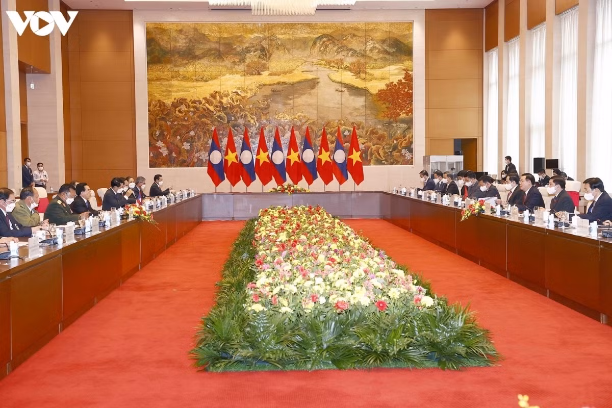 Highlights of Laos PM’s visit to Vietnam in photos ảnh 10 The leaders share the view that the two parliaments should continue close coordination to monitor and facilitate the effective implementation of their countries’ agreements, while further increasing consultation and sharing experience in legislative affairs.
