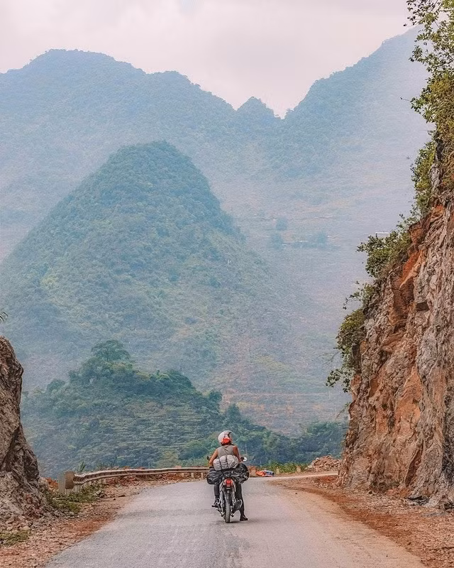 The Ma Pi Leng Pass is widely considered to be the most scenic section of the Ha Giang Loop due to its jagged mountains which surround the emerald Nho Que River. Guests are reminded to factor in half a day to enjoy a quiet boat trip with a spot of swimming on the river.