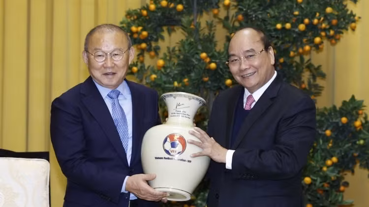 State President Nguyen Xuan Phuc (R) receives chief coach of the national football team Park Hang-seo in Hanoi on February 8.&nbsp;