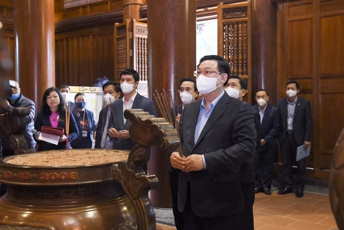 National Assembly Chairman Vuong Dinh Hue&nbsp;offers incense in tribute to President Ho Chi Minh at Kim Lien special national relic site in Nam Dan district,&nbsp;Nghe An&nbsp;province.