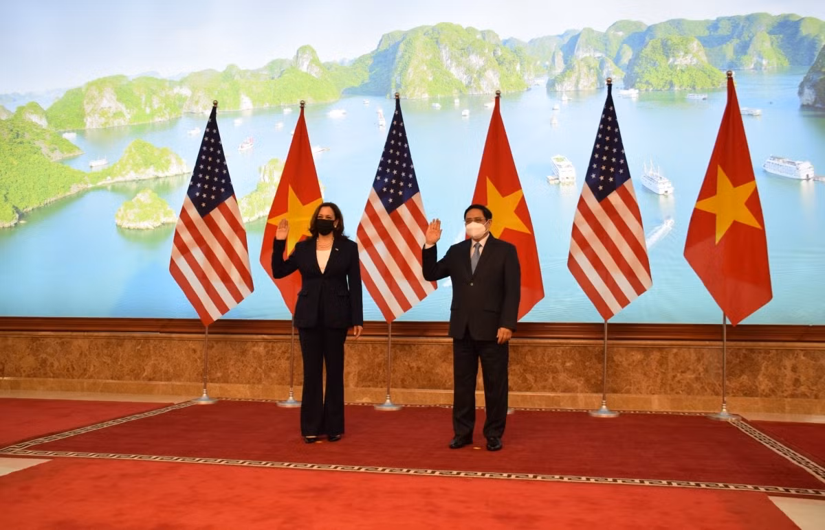 Economy-trade considered a pillar and driving force behind Vietnam-US relations ảnh 1 Prime Minister Pham Minh Chinh (R) and US Vice President Kamala Harris