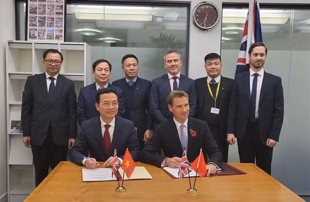 Minister of Information and Communications Nguyen Manh Hung&nbsp;(L) and the UK’s Parliamentary Under Secretary of State at the Department for Digital, Culture, Media and Sport&nbsp;Chris Philp&nbsp;sign a Letter of Intent on cooperation in digital economy and digital.