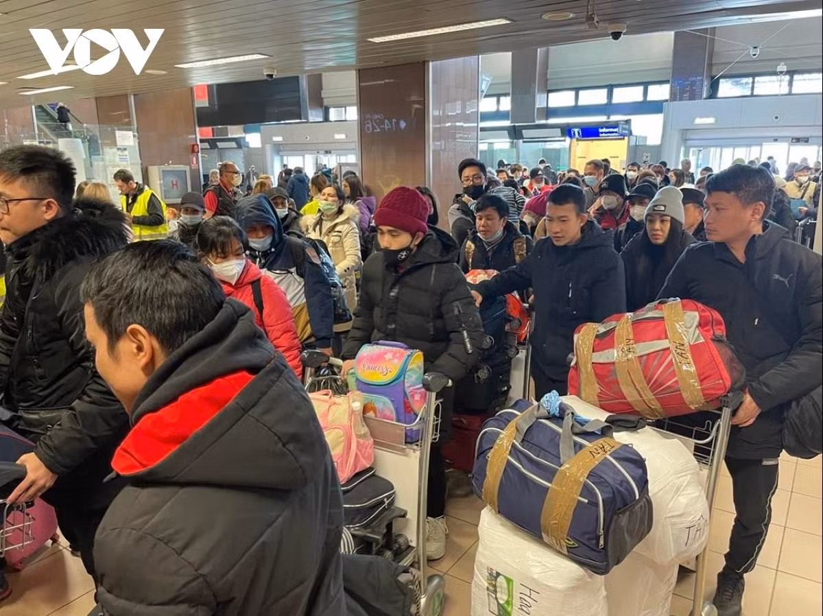 The flight was carefully prepared, with citizen protection work being done thoroughly and timely, thus ensuring the best possible conditions for Vietnamese to return home safe and sound.
