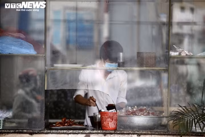 Restaurants prepare their ingredients from 6 a.m., with owners planning to keep prices unchanged.