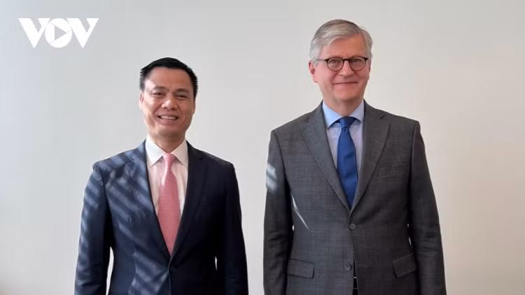 Ambassador Dang Hoang Giang, Permanent Representative of Vietnam to the United Nations (L) and&nbsp;Under-Secretary-General for Peacekeeping Operations Jean-Pierre Lacroix&nbsp;