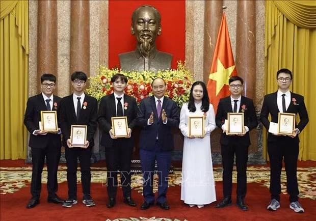 &nbsp;President presents Labour Order to int’l Olympiad winners (Photo: VNA)