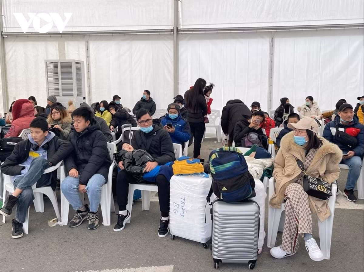 &nbsp;The evacuees wait at concentration areas before making checking-in procedures to board the flight.