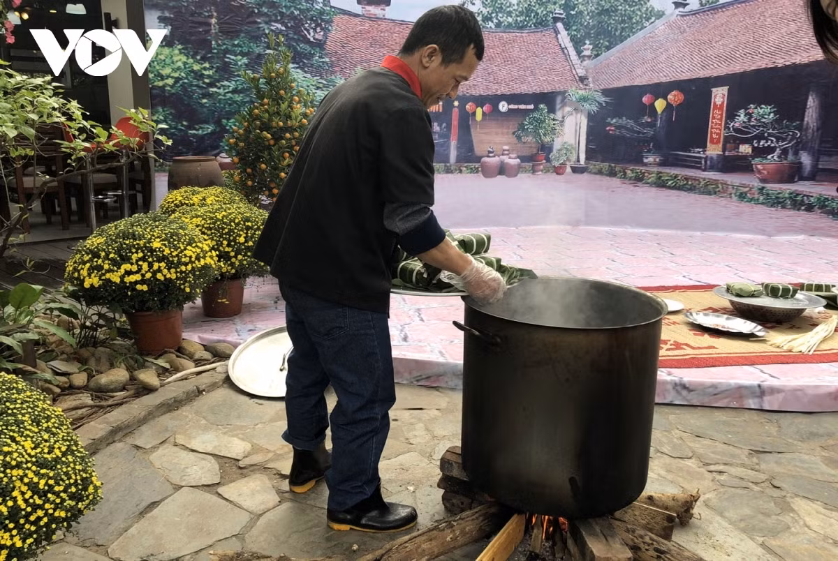 Tet space from bygone era recreated in Hanoi capital ảnh 8 An artisan guides visitors on how to cook delicious Chung cakes.