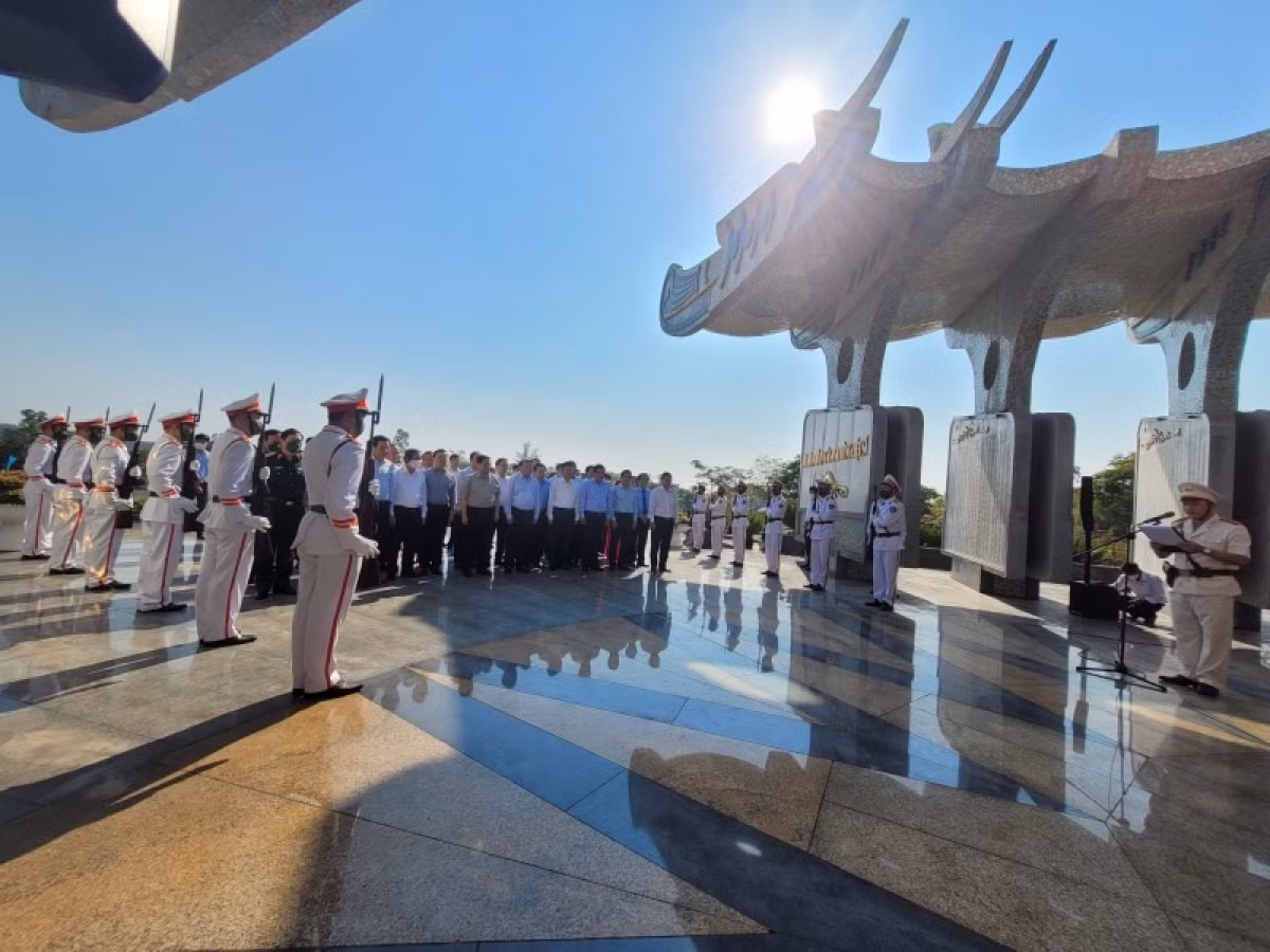 At the Martyrs' Cemetery in Quang Nam province and the Vietnamese Heroic Mothers' Monument, PM Pham Minh Chinh and his delegation observe a minute of silence in tribute to heroic martyrs and mothers for their noble sacrifices in the cause of national liberation and reunification.