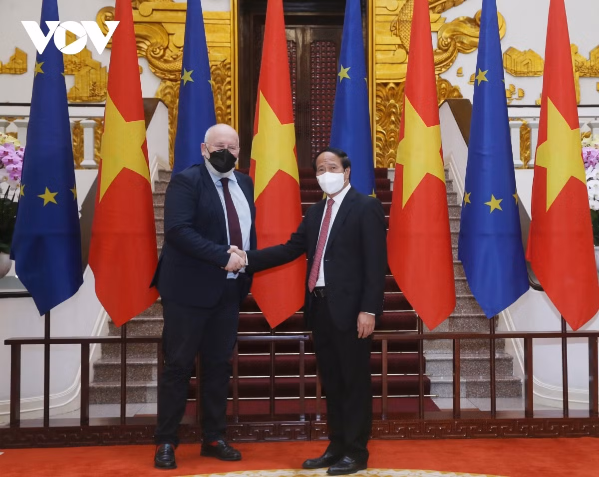 Deputy PM Le Van Thanh welcomes EC Vice President Frans Timmermans in Hanoi on February 18.