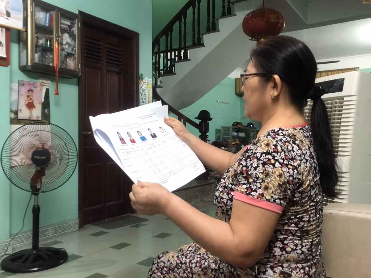 Hanoi gears up for May 23 general election amid COVID-19 threat ảnh 2 The list of candidates and their profile has been delivered to every resident to study before going to the polls on May 23.