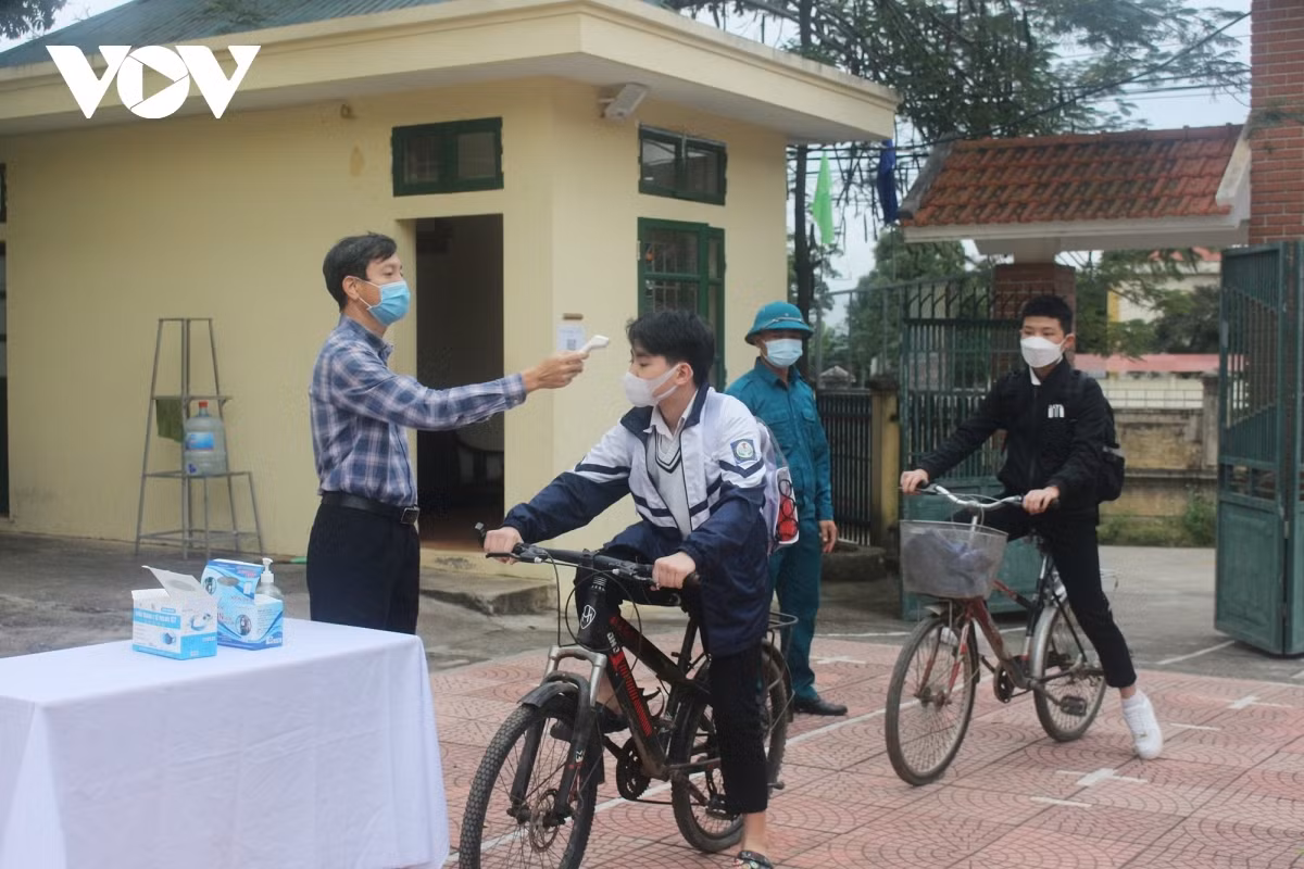 Hanoi schools reopen to ninth graders across 17 suburban districts ảnh 6 All students must have their body temperatures measured.
