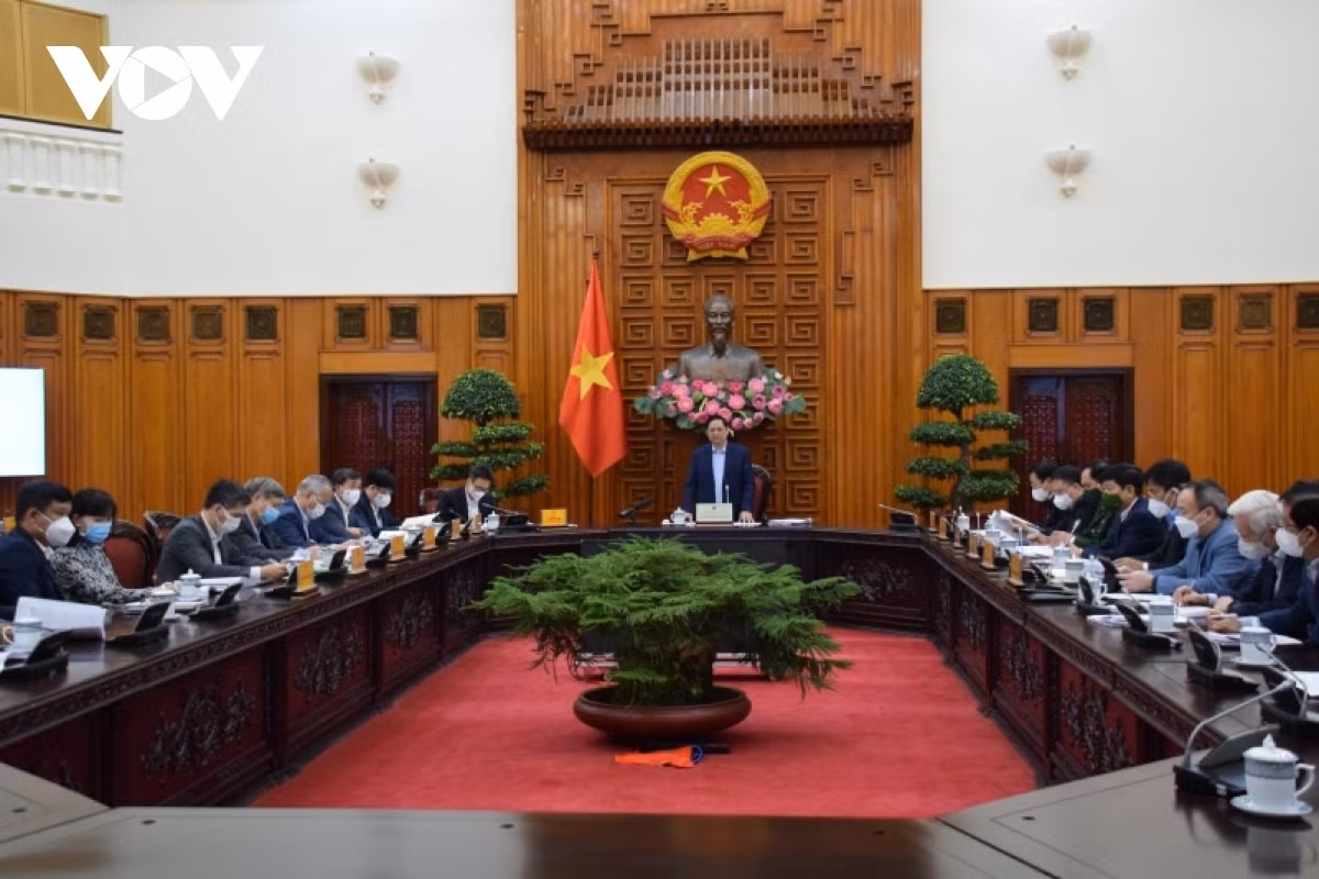 PM states importance of producing COVID-19 vaccines and treatment drugs ảnh 1 PM Pham Minh Chinh chairs a meeting on November 27 with ministries and agencies to promote research and technology transfer for domestic production of COVID-19 vaccines and treatment drugs.
