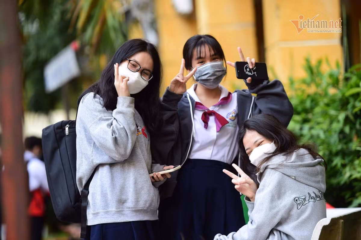 HCM City high schools reopen after half a year of closure due to COVID-19 ảnh 3 They express their excitement at heading back to school.