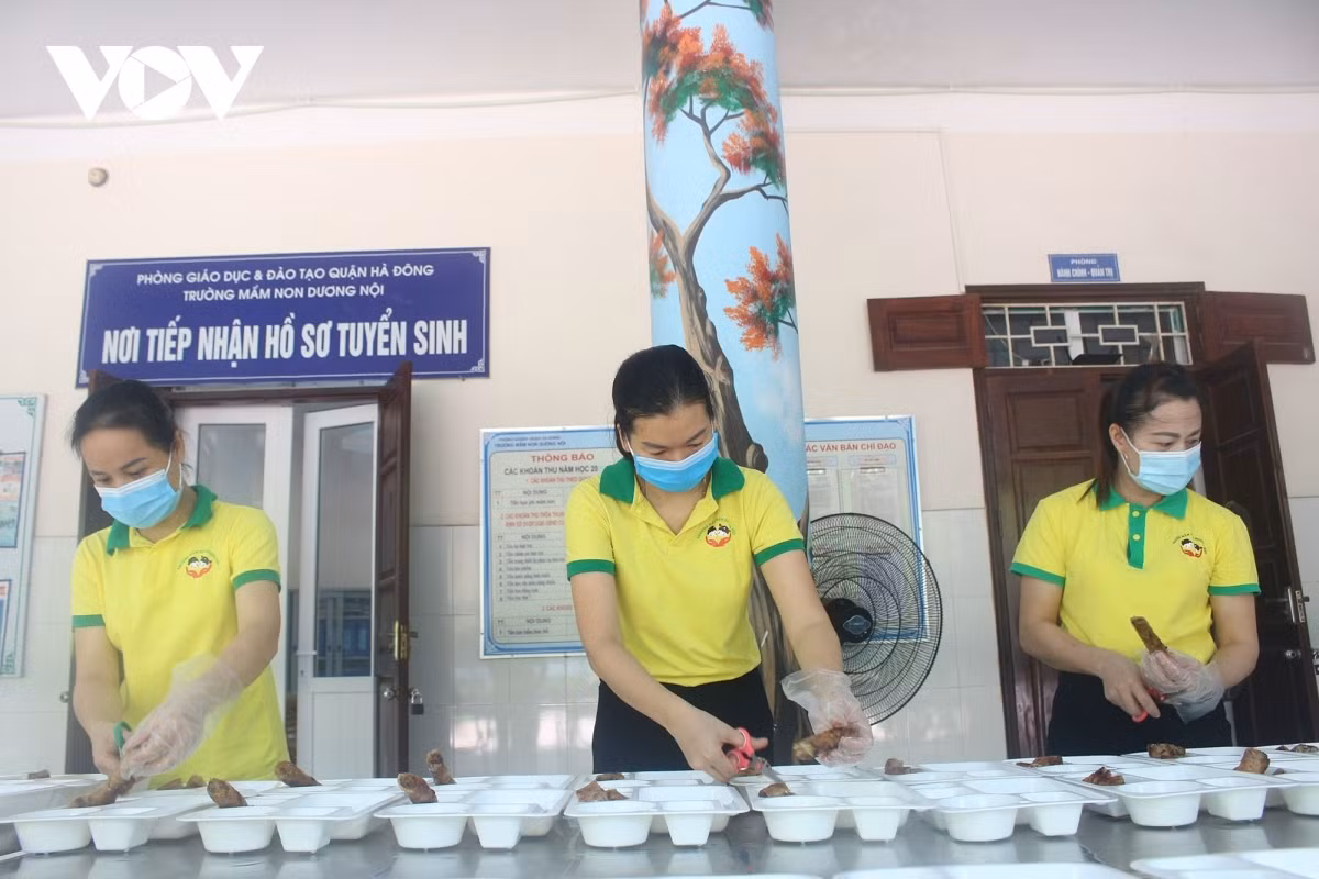 The daily free meals are expected to help the frontline workers to enjoy good health and complete their tasks during the ongoing COVID-19 fight.