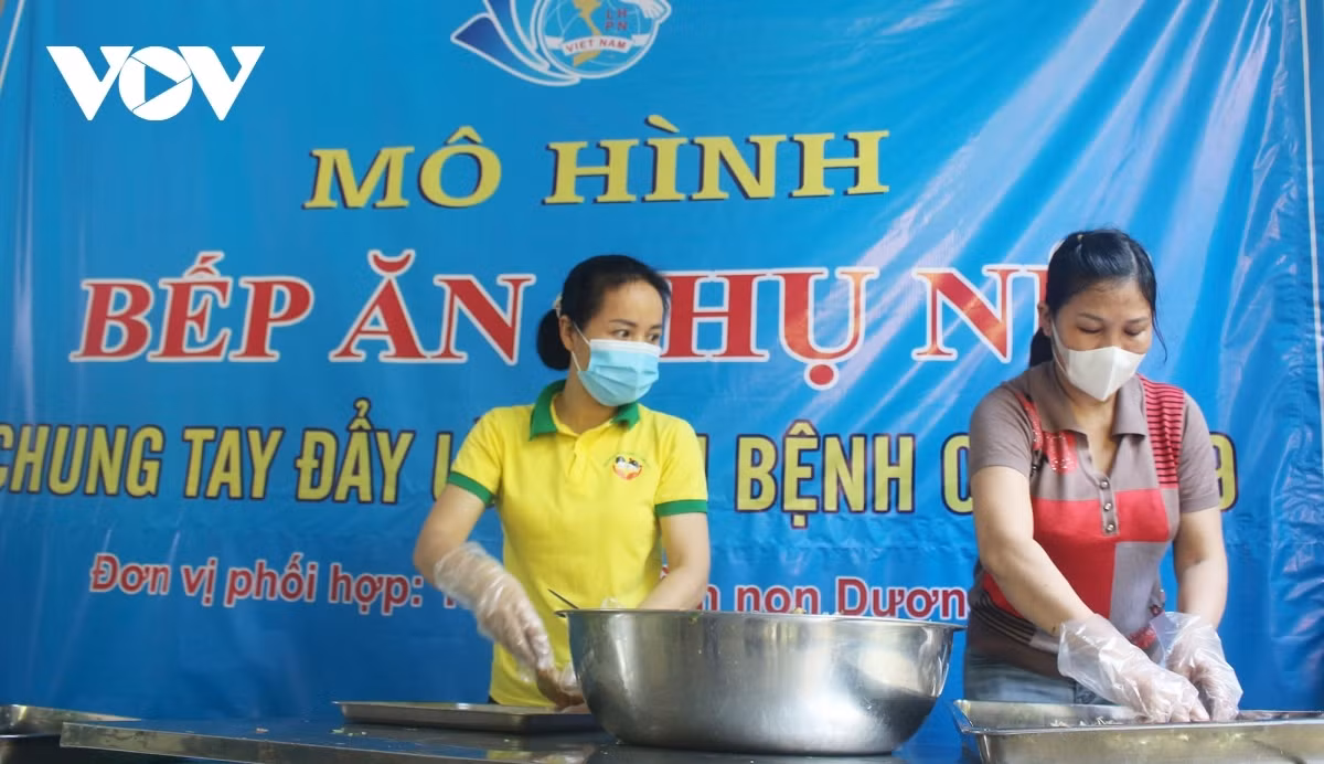 The free meals are made by members of the women’s union in Duong Noi ward of Ha Dong district.