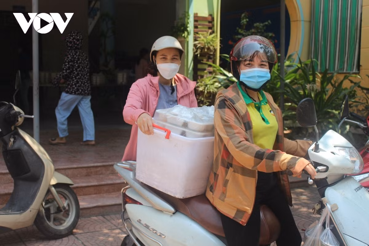 The chefs also work as shippers to deliver the meals.