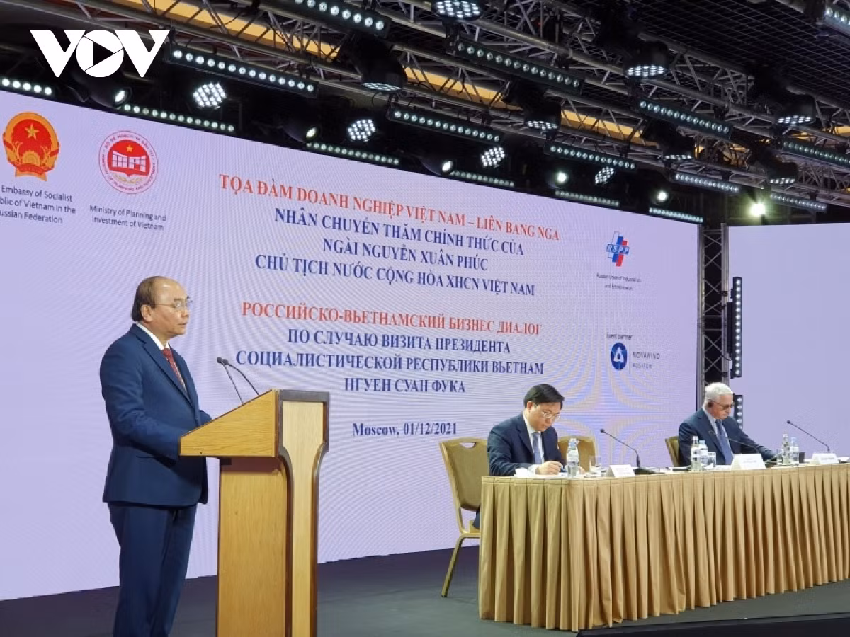 Attending a Vietnam – Russia business forum, President Nguyen Xuan Phuc requests the ministries, agencies and businesses of the two countries promptly remove difficulties in order to raise their trade and investment value by 15fold and three fold in the future.