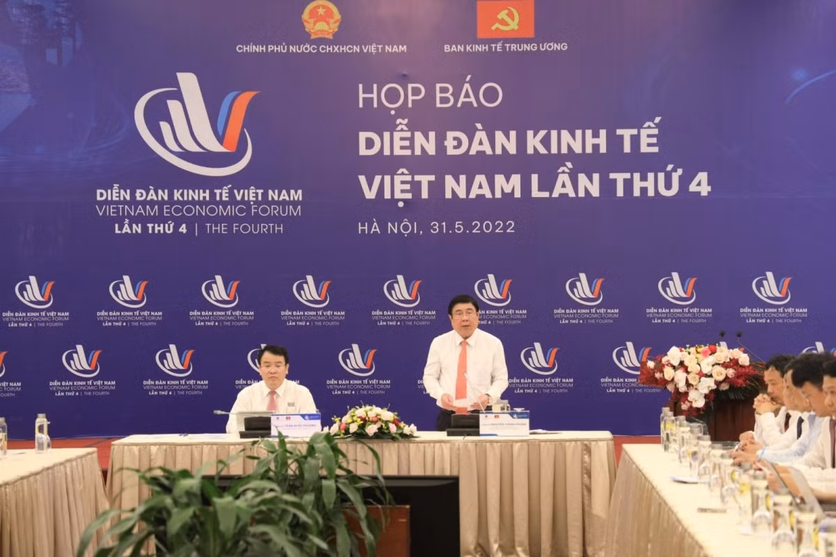 Nguyen Thanh Phong, vice chairman of the Party Economic Commission addresses press briefing&nbsp; (Photo: baotintuc.vn)