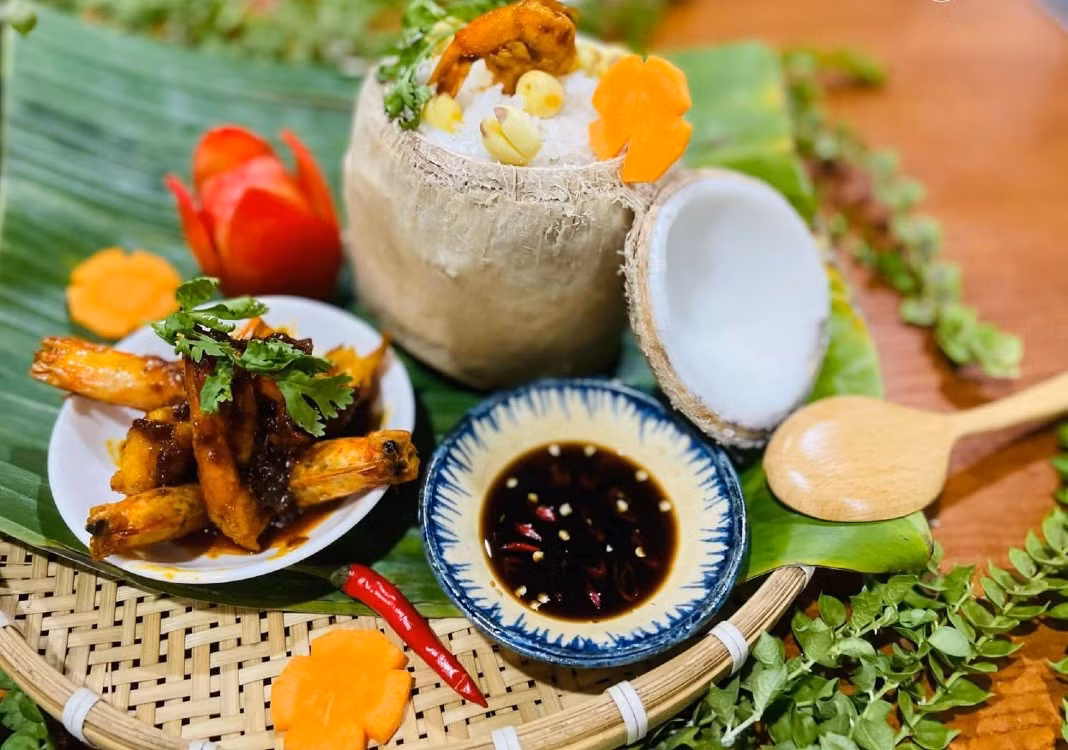 Specialty of the land of coconut ảnh 1 Coconut rice is served with stewed shrimps with coconut milk.