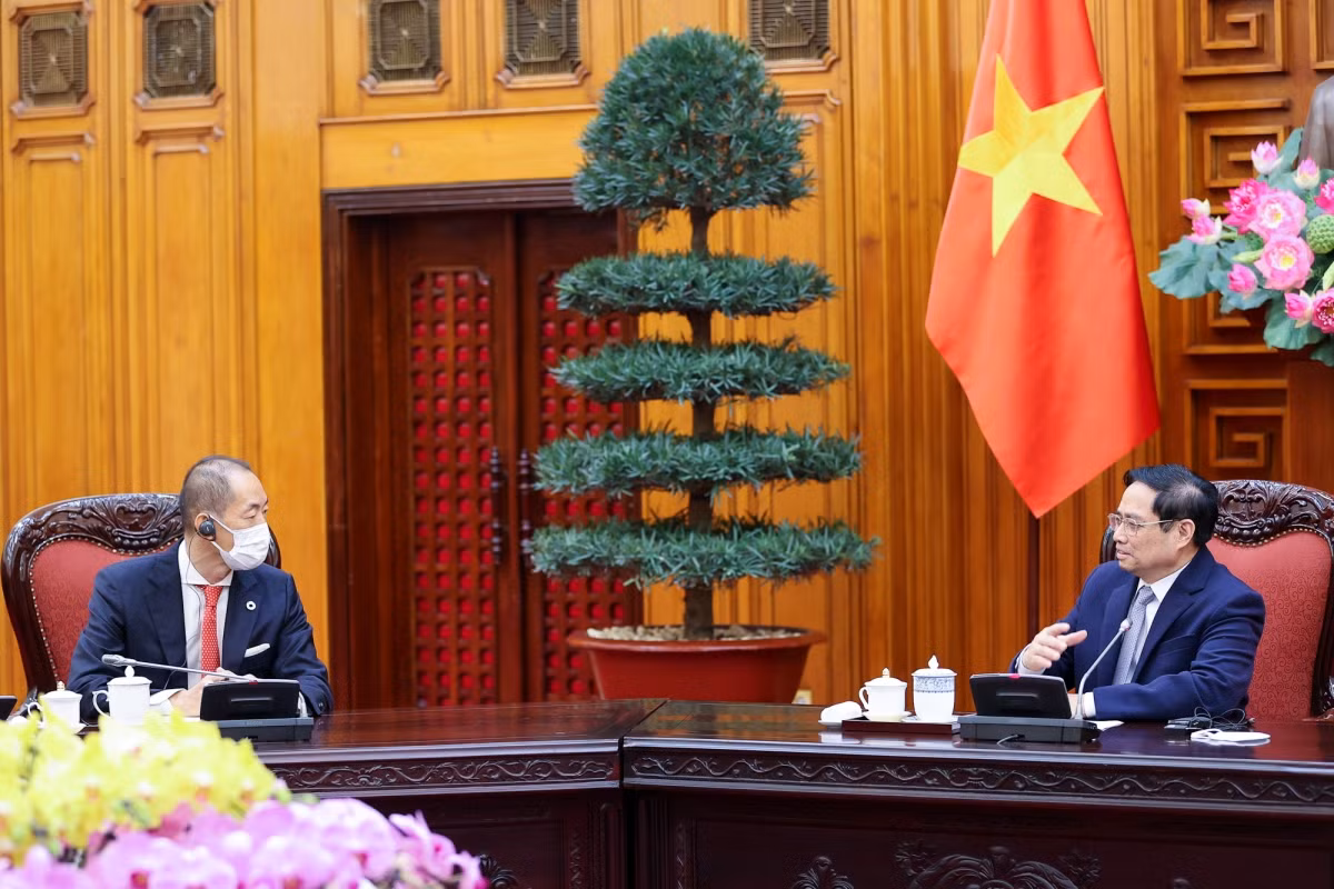 PM Pham Minh Chinh receives visiting Regional Director for the Western Pacific of the World Health Organization Takeshi Kasai in Hanoi on January 11. (Photo: VGP)