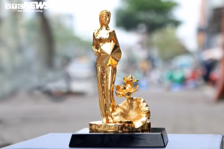 Gift market bursting ahead of International Women’s Day ảnh 9 A gold statue of a girl standing beside lotus is worth VND6.5 million and is in high demand among customers.