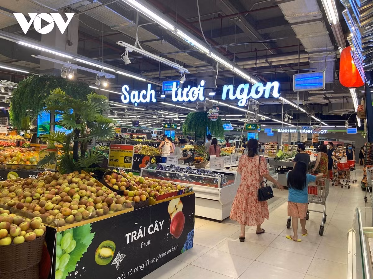 There are 459 wet markets, 28 trading centers, 123 supermarkets, 1,800 convenience stores, 2,382 selling points of price-stabilized goods, and tens of thousands of grocery stores in the city that are ready to meet local consumer demand.