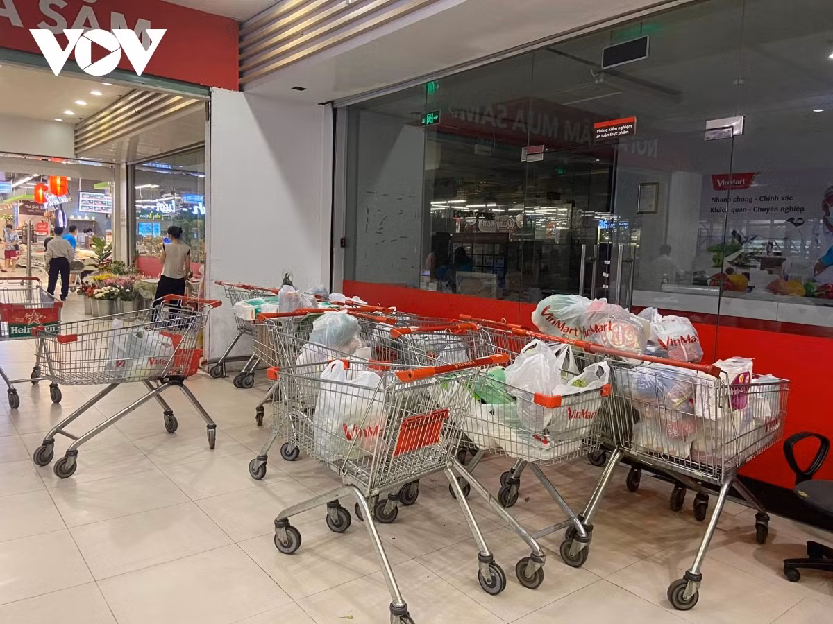 Almost all trolleys are full of daily necessities.