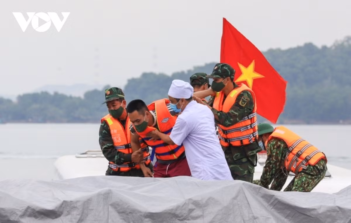 Military doctors are called in to give first aid to the victims and bring them ashore for further treatment.