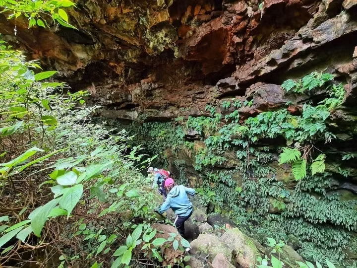 Traces of the operations of the volcano appear right on the path leading to its foot as it is full of frothy basaltic soil created from lava which the volcano had previously spewed in the past. (Photo: viphuynh)