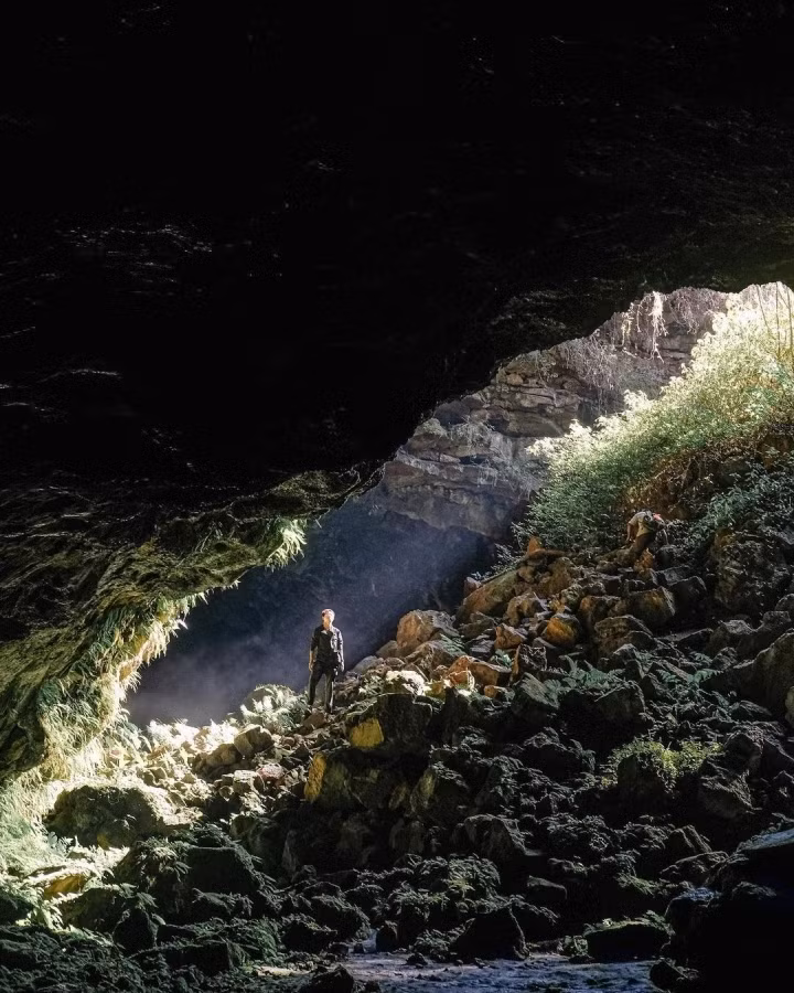 Visitors to the site promise to be overwhelmed thanks to the magnificent lava layers and stones, as well as the fanciful light beams shinning down through a sky well.(Photo:sontungst)