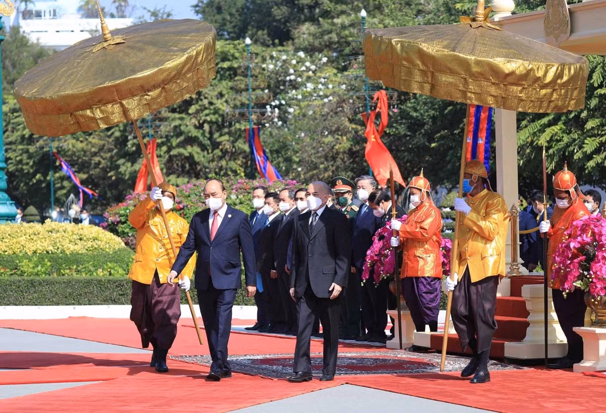 King Norodom Sihamony welcomes President Nguyen Xuan Phuc in Phnom Penh. (Photo: VNA)