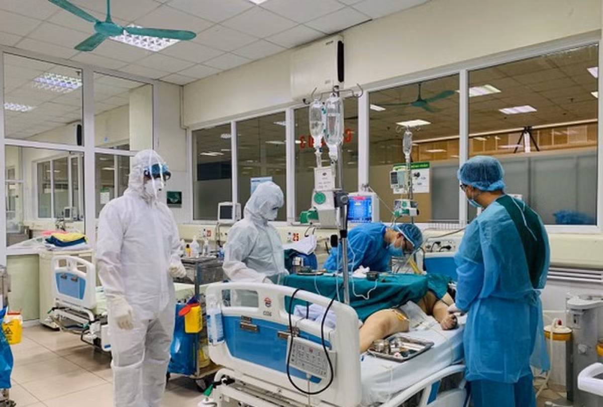 Giving treatment to a critically-ill COVID-19 patient in the intensive care unit.