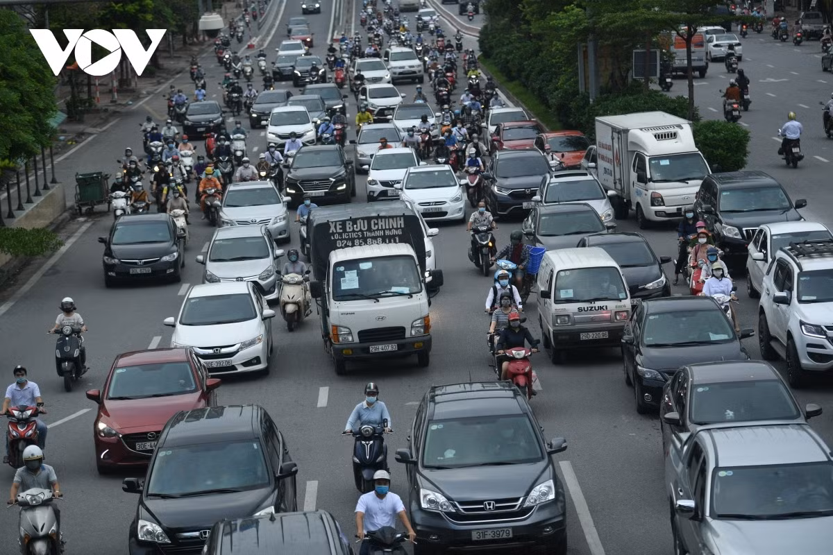 A large number of vehicles travel on roads amid local citizens going to their offices on the morning of September 17.