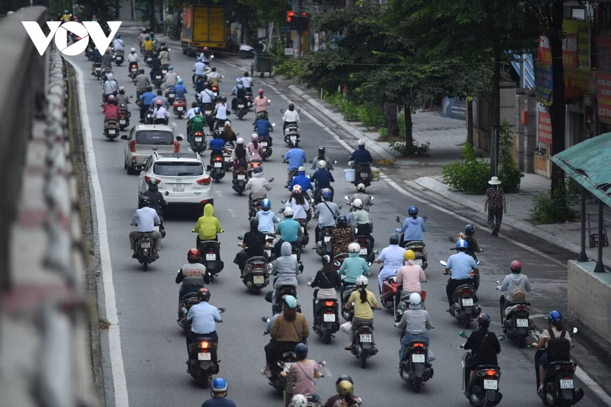 Tay Son street witnesses a huge number of vehicles on the morning of September 17.