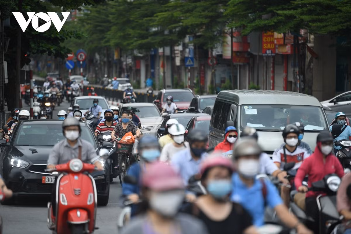 Vehicles are forced to move at a snail’s pace as a result of the severity of the traffic forming on Nguyen Luong Bang street.