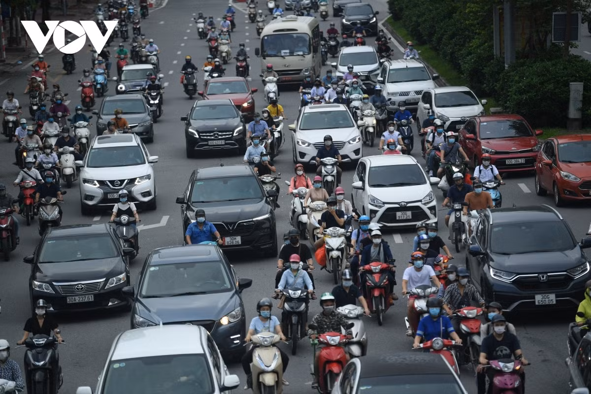 Traffic congestion could be seen on many streets at peak hours.