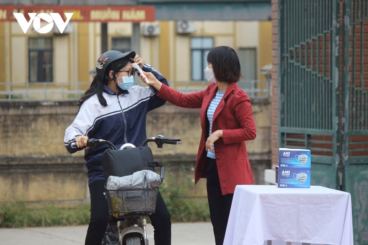 Hanoi schools reopen to ninth graders across 17 suburban districts ảnh 5 The entire school is thoroughly cleaned before the return of students.