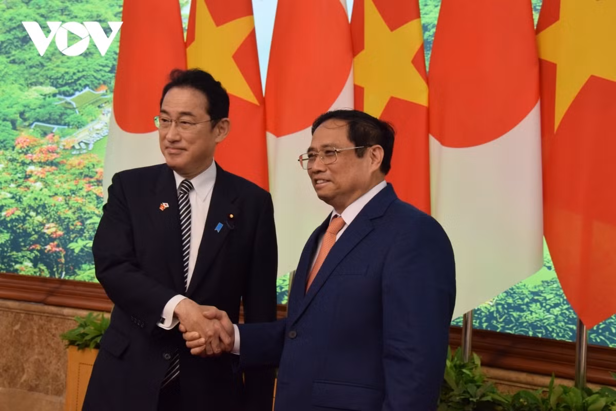 This is Japanese PM's first visit to Vietnam after he took office last October.