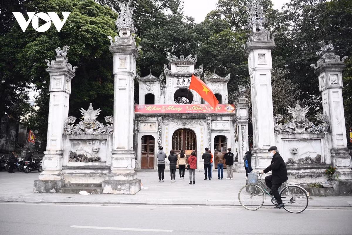 Peaceful and tranquil Hanoi on first day of Lunar New Year ảnh 16 Many people visit local temples and shrines on the first day of the Lunar New Year in order to pray for peace and good health.