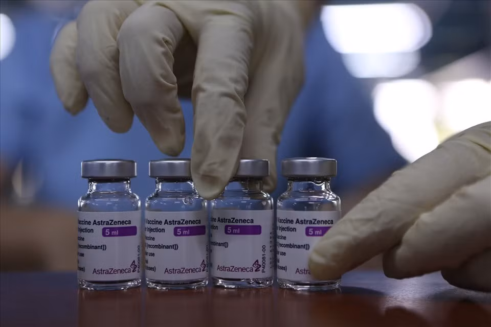 Approximately 2,000 locals receive the AstraZeneca vaccine on December 10 at an inoculation site in the Industrial University&nbsp;in&nbsp;Go Vap district.
