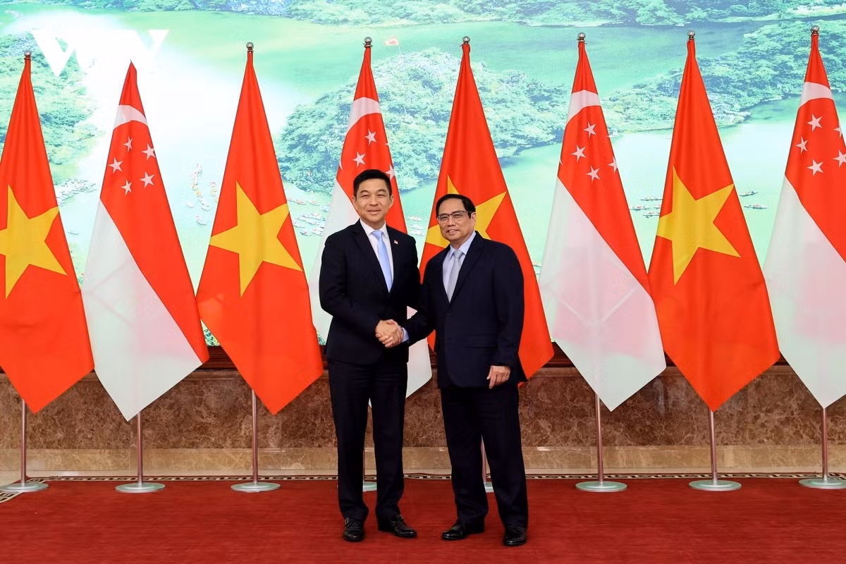 Prime Minister Pham Minh Chinh (R) Speaker of the Singaporean Parliament Tan Chuan-Jin&nbsp;