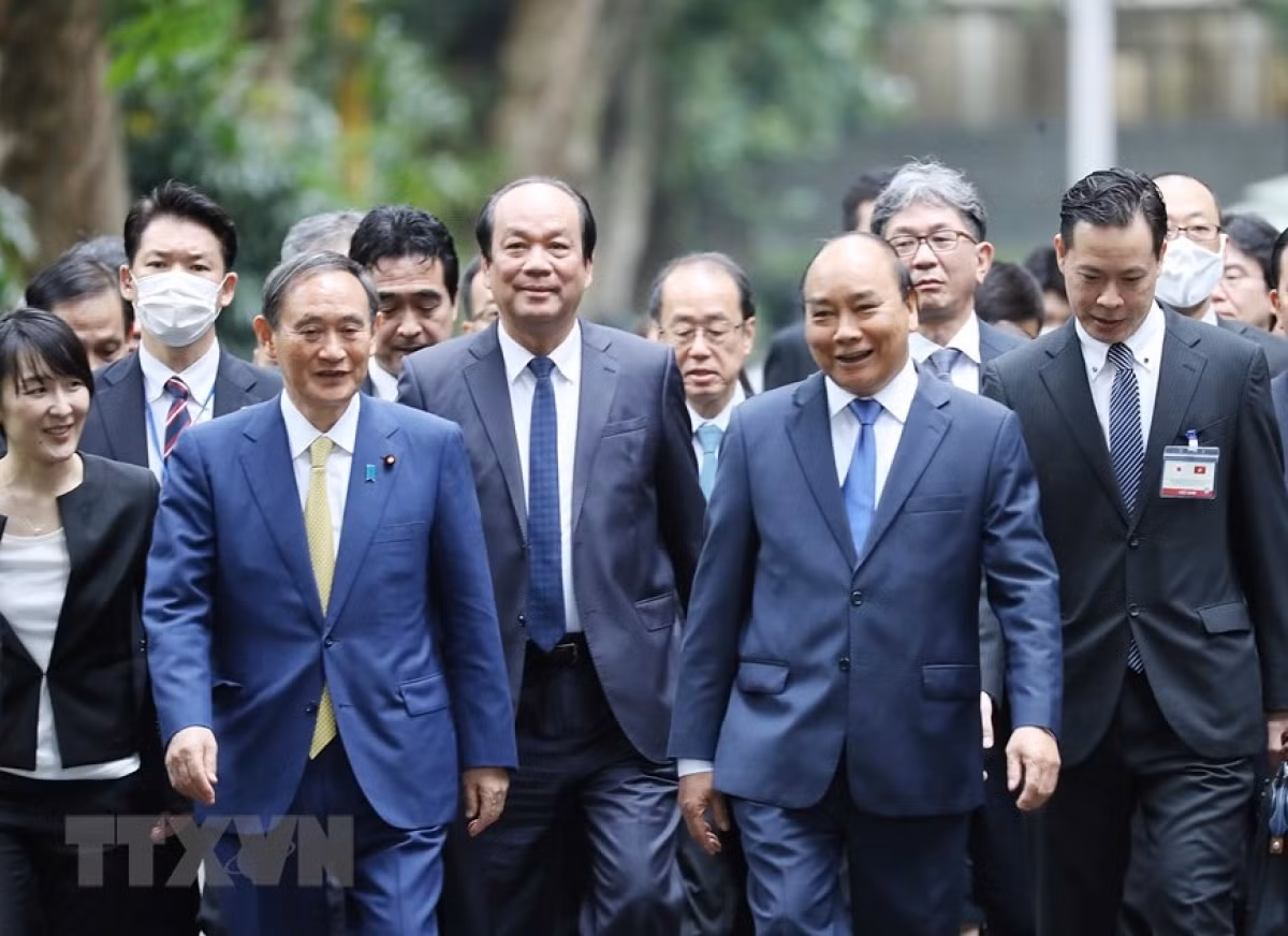 Both leaders enjoy a pleasant stroll together along the Duong Xoai path.