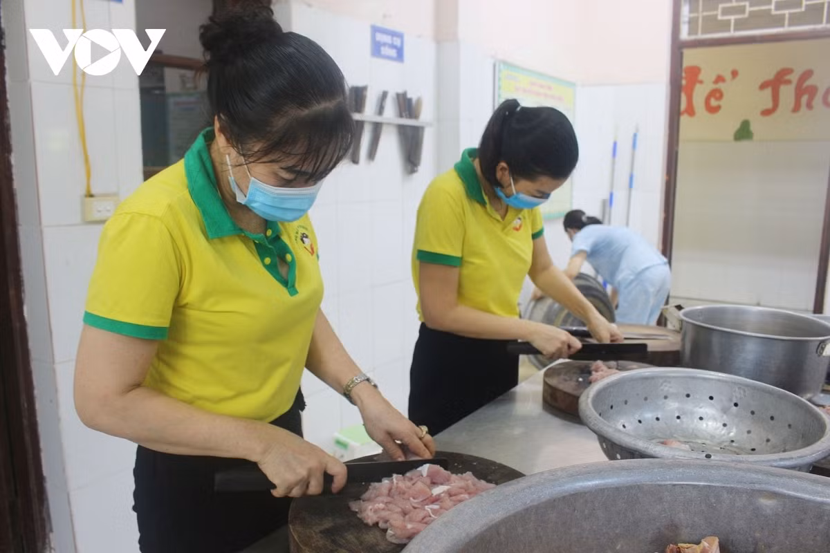 Teachers of Duong Noi kindergarten also join in the charity activity.