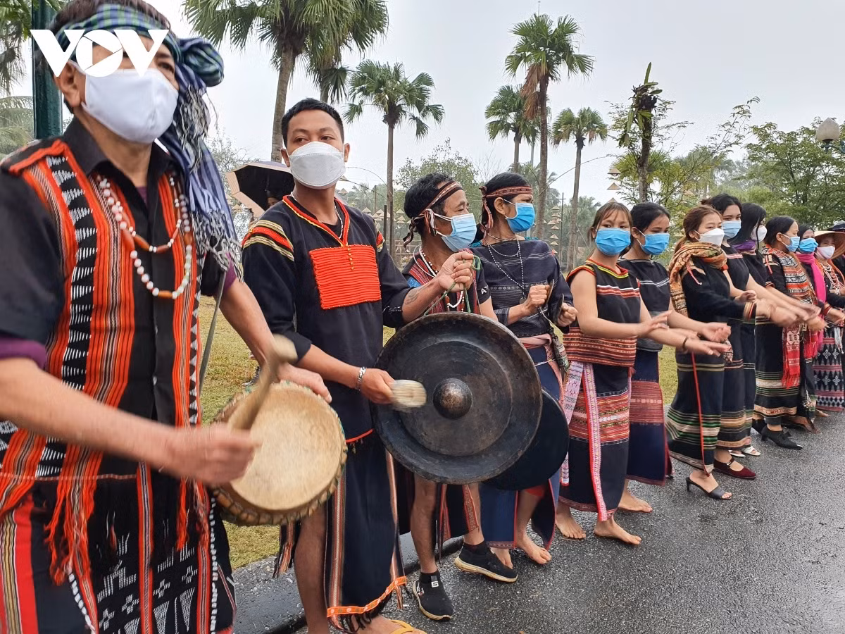 State President attends spring festival of ethnic groups nationwide ảnh 3 Representatives of numerous Vietnamese ethnic groups don traditional outfits, hold art performances, and re-enact spring rituals during the two-day festival.